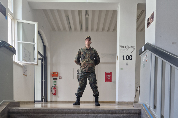 Zu beobachten ist die schleichende Militarisierung unserer Gesellschaft, die auf die Erhöhung der Verteidigungsausgaben nach der „Zeitenwende-Rede“ vom 27.02.22 folgt.