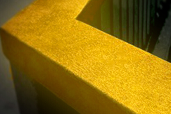 Der Handlauf der Kurpfalzbrücke in Mannheim wurde mit einem goldenen Restaurationslack veredelt