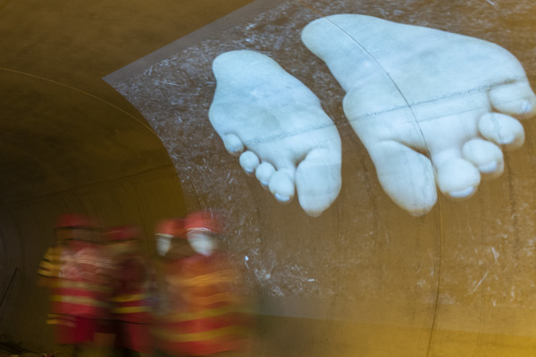 Zu sehen sind Skulpturen, Installationen, Videokunst und Soundarbeiten, Live-Performances sowie Fotografie der Künstler*innengruppe OSO-9